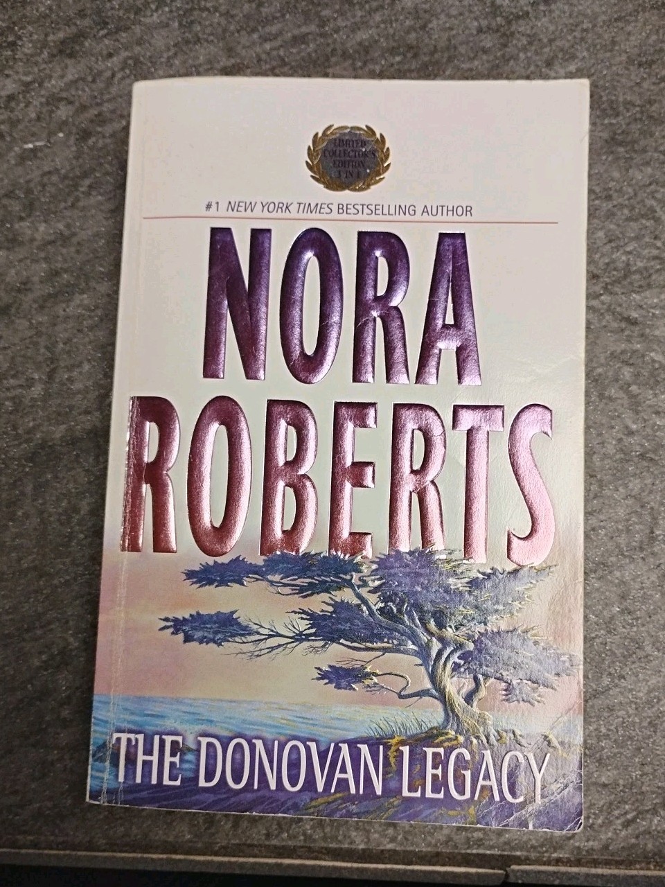 The Donovan Legacy – Nora Roberts (paperback)