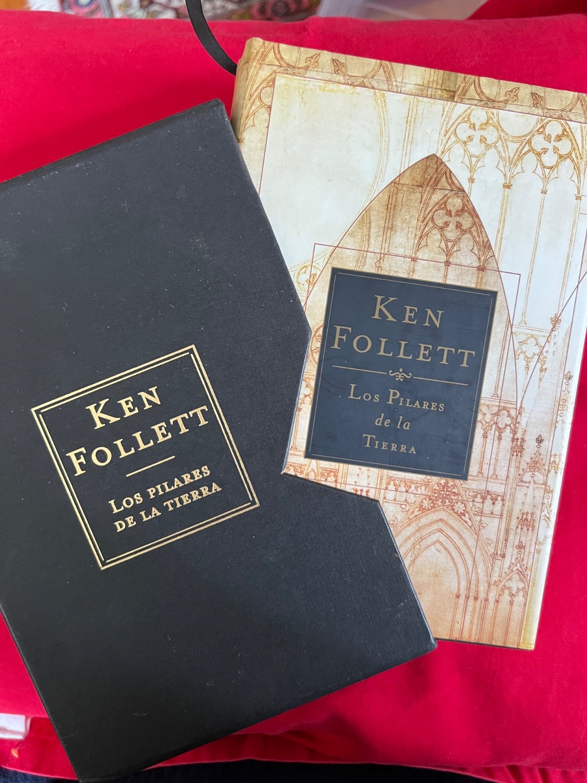 Los Pilares de la Tierr by Ken Follett. Luxury boxed edition.