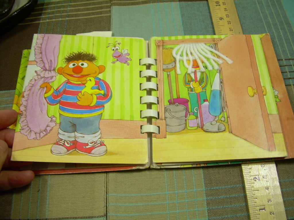 CTW Sesame Street * Who’s Hiding ? Golden Touch Feel Tom Cooke POP UP * vintage