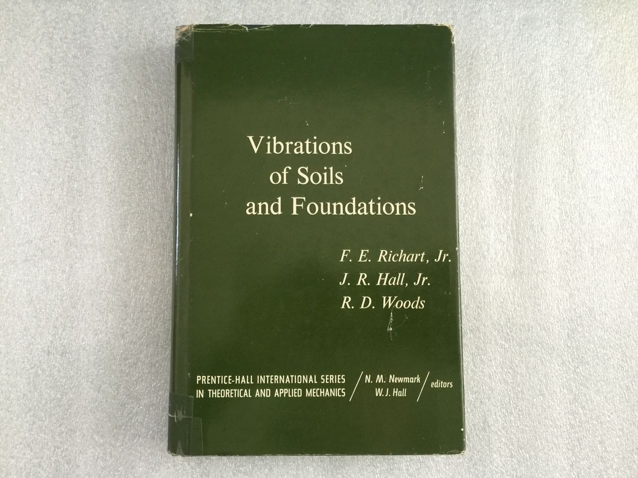 Vibrations of Soils and Foundations (Prentice-Hall International Series in T…