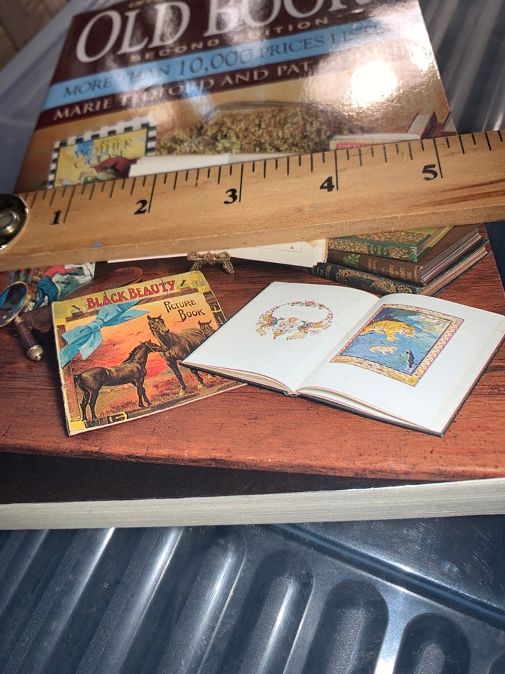 Unbranded Book Official Price Guide to Old Books 2nd edition 1997