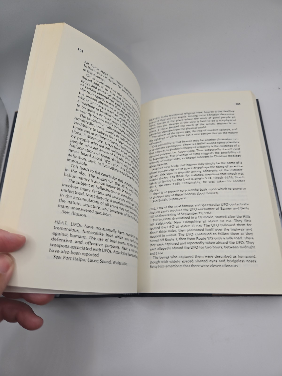 The UFO Guidebook ASPECT OF OFOLOGY by Simon Mennick & Norman J. Briazack 1978