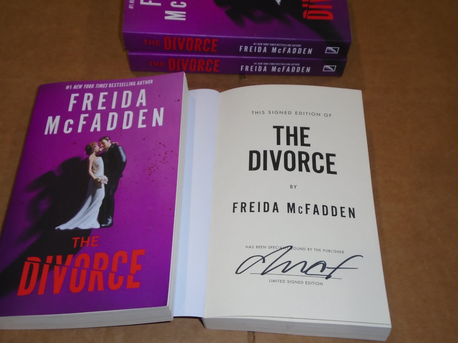 Signed Freida McFadden The Divorce US First Paperback The Housemaid