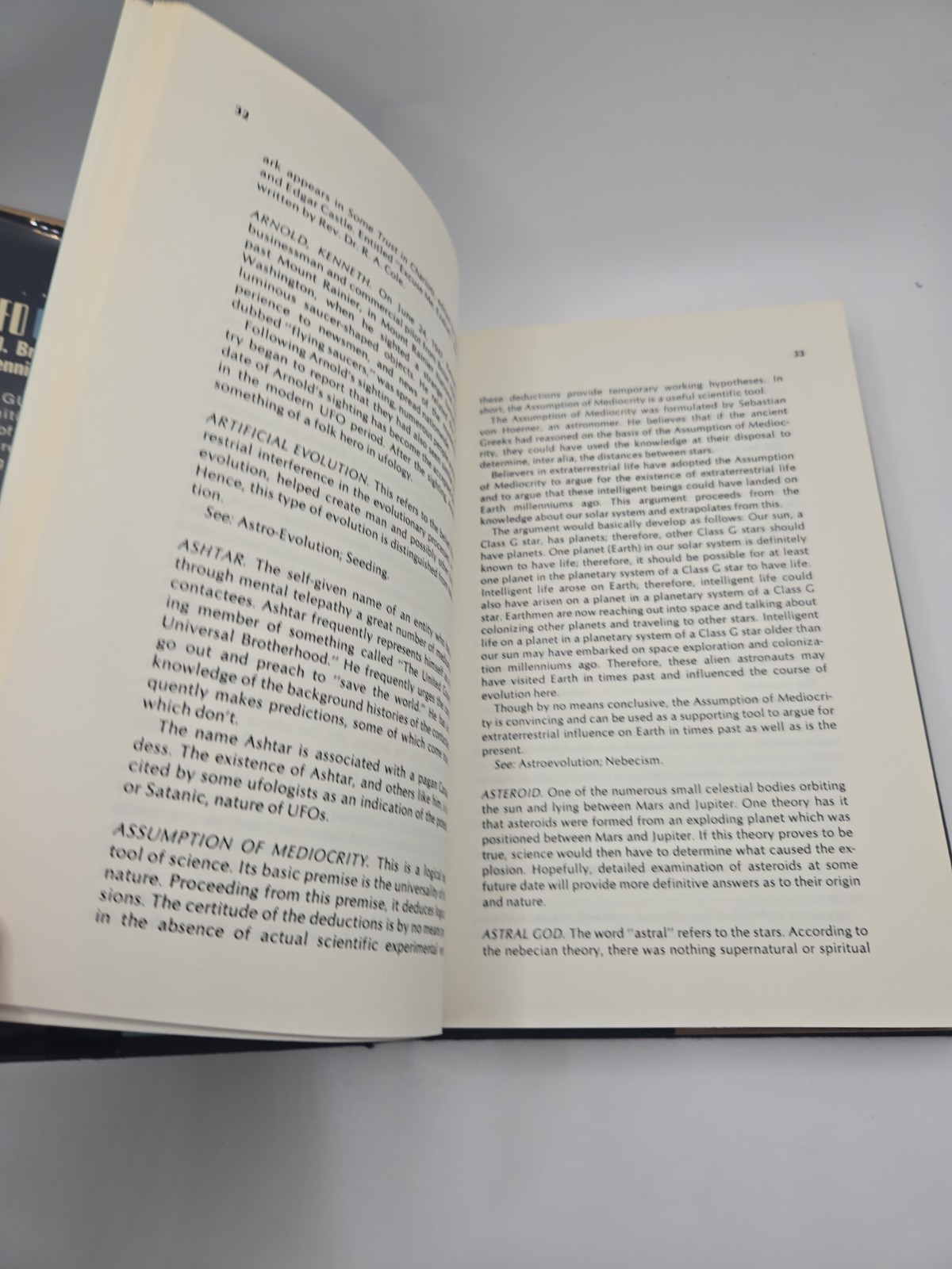 The UFO Guidebook ASPECT OF OFOLOGY by Simon Mennick & Norman J. Briazack 1978