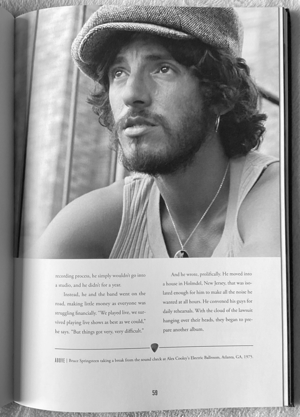 “BRUCE SPRINGSTEEN – An Illustrated Biography” – Hardcover – 184 Pages! – MINT!