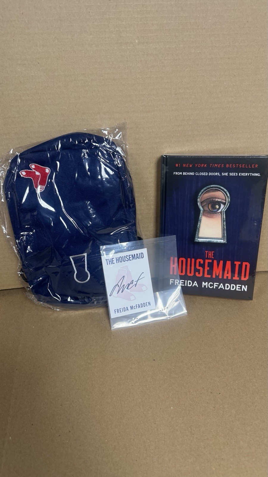 Freida McFadden REDSOX THE HOUSEMAID COMBO Auto Plate & Carry Bag Limited Ed.