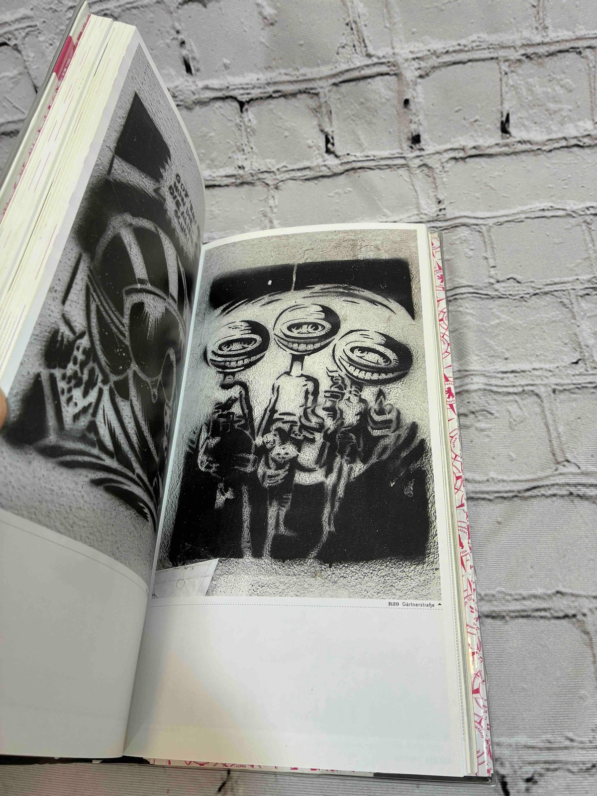 Urban Illustration Berlin: Street Art Cityguide by Benjamin Wolbergs [English an